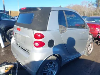2009 Smart fortwo Passion z VIN WMEEK31X59K275024, wystawiony jako IAAI lot #41394684 z przebiegiem 71 950 mil mil oraz . Historia ofert i sprzedaży dostępna na DreamBid. Obrazek 4.