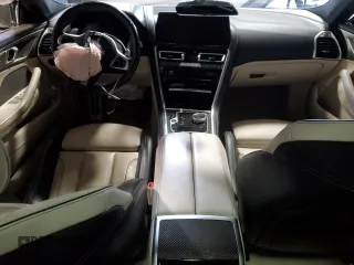 2024 BMW 8 Series M850i z VIN WBAGV8C07RCP90030, wystawiony jako Copart lot #53668245 z przebiegiem Nie podano mil oraz Szkody całkowita. Historia ofert i sprzedaży dostępna na DreamBid. Obrazek 8.