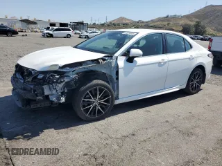 2023 Toyota Camry SE z VIN 4T1G11AK5PU822423, wystawiony jako Copart lot #57509345 z przebiegiem 43 592 mil mil oraz Szkoda całkowita • Salvage title. Historia ofert i sprzedaży dostępna na DreamBid. Obrazek 1.