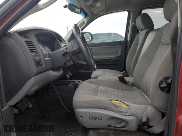 2008 Dodge Dakota SLT z VIN 1D7HW48N08S557814, wystawiony jako Copart lot #46627955 z przebiegiem 145 356 mil mil oraz Czysty tytuł • Clean title. Historia ofert i sprzedaży dostępna na DreamBid. Obrazek 7.