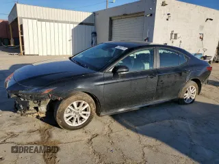 2025 Toyota Camry LE z VIN 4T1DAACK6SU023078, wystawiony jako Copart lot #47634775 z przebiegiem 8 572 mil mil oraz Szkoda całkowita • Salvage title. Historia ofert i sprzedaży dostępna na DreamBid. Obrazek 1.