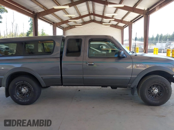 1998 Ford Ranger XL z VIN 1FTZR15X3WPA13348, wystawiony jako IAAI lot #42374950 z przebiegiem 239 535 mil mil oraz . Historia ofert i sprzedaży dostępna na DreamBid. Obrazek 13.