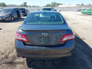 2011 Toyota Camry LE z VIN 4T1BF3EK9BU664694, wystawiony jako IAAI lot #42247007 z przebiegiem 112 306 mil mil oraz . Historia ofert i sprzedaży dostępna na DreamBid. Obrazek 16.