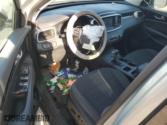 2019 Kia Sorento LX z VIN 5XYPG4A50KG463698, wystawiony jako Copart lot #50088435 z przebiegiem 68 787 mil mil oraz Szkoda całkowita • Salvage title. Historia ofert i sprzedaży dostępna na DreamBid. Obrazek 8.
