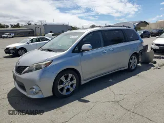 2014 Toyota Sienna SE с VIN 5TDXK3DC1ES448170, выставлен на аукционе Copart как лот 65147525 с пробегом 121 069 миль миль и Списание • Salvage title. История ставок и продаж доступна на DreamBid. Изображение 1.