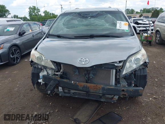2011 Toyota Sienna XLE AAS z VIN 5TDYK3DC7BS067407, wystawiony jako IAAI lot #42312520 z przebiegiem 175 945 mil mil oraz . Historia ofert i sprzedaży dostępna na DreamBid. Obrazek 6.