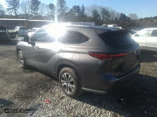 2021 Toyota Highlander XLE with VIN 5TDGZRAH4MS063067, listed as a IAAI auction lot 41740221 with 68,376 mi miles. Bid and sale history available at carsss.com. Image 3.