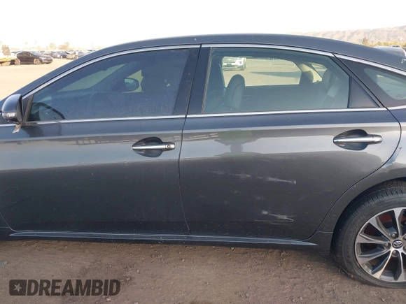 2017 Toyota Avalon XLE z VIN 4T1BK1EB0HU249028, wystawiony jako IAAI lot #41915371 z przebiegiem 83 024 mil mil oraz . Historia ofert i sprzedaży dostępna na DreamBid. Obrazek 14.