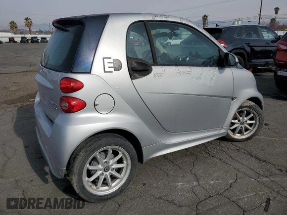 2016 Smart fortwo Passion z VIN WMEEJ9AA5GK844503, wystawiony jako Copart lot #42654855 z przebiegiem Nie podano mil oraz Czysty tytuł • Clean title. Historia ofert i sprzedaży dostępna na DreamBid. Obrazek 3.