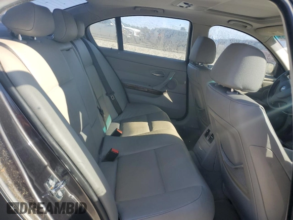 2006 BMW 3 Series 330i z VIN WBAVB33566KR76710, wystawiony jako Copart lot #87528795 z przebiegiem 128 863 mil mil oraz Czysty tytuł • Clean title. Historia ofert i sprzedaży dostępna na DreamBid. Obrazek 10.