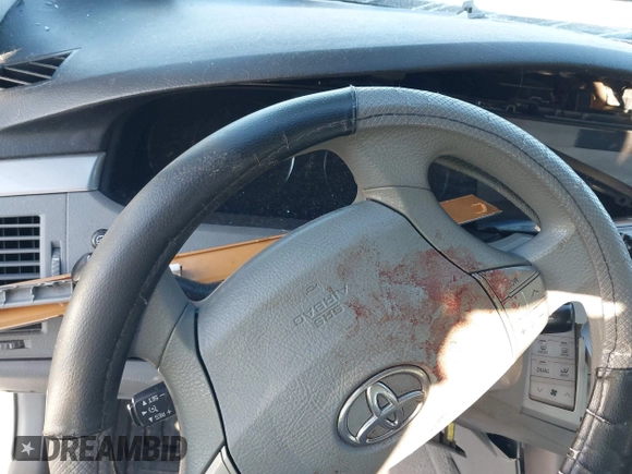2005 Toyota Avalon XL z VIN 4T1BK36B75U058972, wystawiony jako IAAI lot #41401301 z przebiegiem 155 490 mil mil oraz . Historia ofert i sprzedaży dostępna na DreamBid. Obrazek 14.