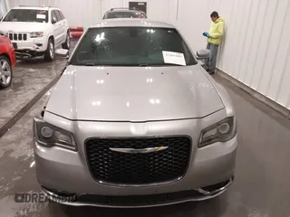 2016 Chrysler 300 S z VIN 2C3CCAGG7GH253095, wystawiony jako IAAI lot #41485489 z przebiegiem 90 583 mil mil oraz . Historia ofert i sprzedaży dostępna na DreamBid. Obrazek 13.