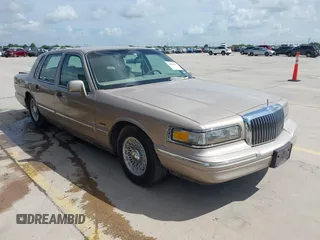 1997 Lincoln Town Car Executive с VIN 1LNLM81W2VY642467, выставлен на аукционе IAAI как лот 42684909 с пробегом Не указан миль и . История ставок и продаж доступна на DreamBid. Изображение 1.