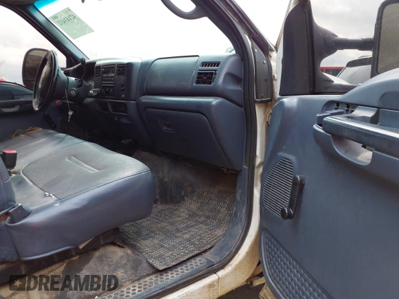 2000 Ford F-350 XL with VIN 1FTSW30L6YEB38255, listed as a IAAI auction lot 42143432 with 356,846 mi miles and . Bid and sale history available at DreamBid. Image 5.