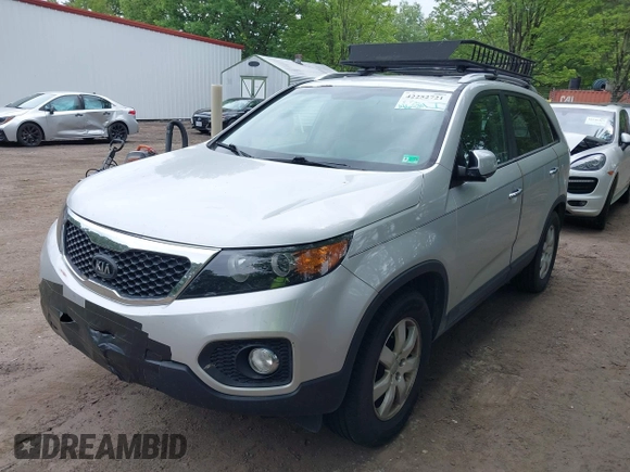 2013 Kia Sorento LX z VIN 5XYKT3A60DG338695, wystawiony jako IAAI lot #42252721 z przebiegiem 200 000 mil mil oraz . Historia ofert i sprzedaży dostępna na DreamBid. Obrazek 2.