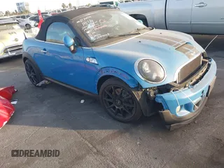 2013 MINI Roadster S z VIN WMWSY3C55DT594628, wystawiony jako IAAI lot #41316950 z przebiegiem 77 399 mil mil oraz . Historia ofert i sprzedaży dostępna na DreamBid. Obrazek 1.