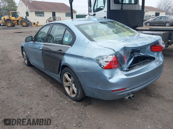 2013 BMW 3 Series 328i xDrive z VIN WBA3B3C53DF531564, wystawiony jako IAAI lot #41927678 z przebiegiem Nie podano mil oraz . Historia ofert i sprzedaży dostępna na DreamBid. Obrazek 3.
