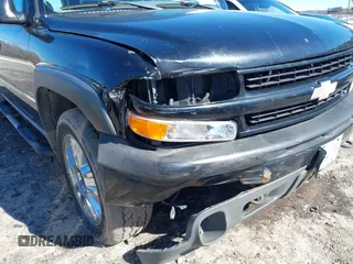 2002 Chevrolet Suburban LT with VIN 3GNFK16Z52G264577, listed as a IAAI auction lot 41881062 with 321,321 mi miles. Bid and sale history available at carsss.com. Image 6.
