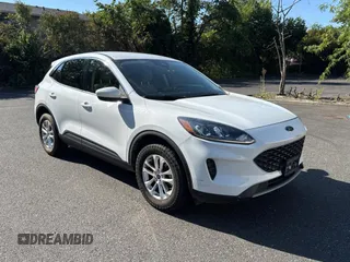2020 Ford Escape SE z VIN 1FMCU9G67LUA79806, wystawiony jako Copart lot #66414455 z przebiegiem 103 071 mil mil oraz Czysty tytuł • Clean title. Historia ofert i sprzedaży dostępna na DreamBid. Obrazek 1.