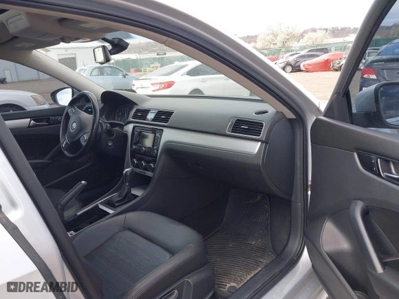 2012 Volkswagen Passat SE w/Sunroof with VIN 1VWBM7A32CC100678, listed as a IAAI auction lot 41925484 with 154,373 mi miles. Bid and sale history available at carsss.com. Image 5.