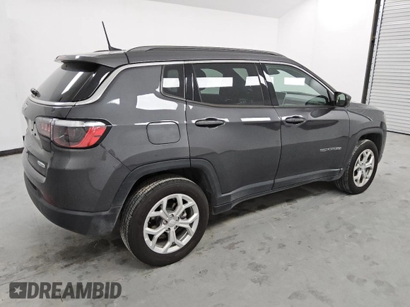 2024 Jeep Compass Latitude z VIN 3C4NJDBN5RT173984, wystawiony jako Copart lot #54627585 z przebiegiem 19 427 mil mil oraz Czysty tytuł • Clean title. Historia ofert i sprzedaży dostępna na DreamBid. Obrazek 3.