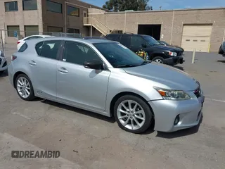 2013 Lexus CT 200h z VIN JTHKD5BH2D2153890, wystawiony jako IAAI lot #42057745 z przebiegiem 115 167 mil mil oraz . Historia ofert i sprzedaży dostępna na DreamBid. Obrazek 1.