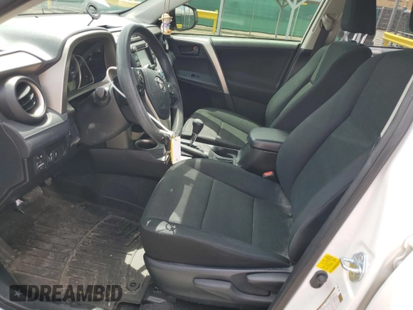 2015 Toyota RAV4 LE z VIN JTMBFREV6FD149627, wystawiony jako Copart lot #55961285 z przebiegiem 116 201 mil mil oraz Szkoda całkowita • Salvage title. Historia ofert i sprzedaży dostępna na DreamBid. Obrazek 7.