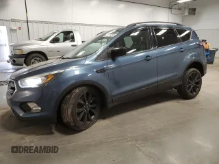 2018 Ford Escape SE z VIN 1FMCU9GD9JUB01381, wystawiony jako Copart lot #52174295 z przebiegiem 113 737 mil mil oraz Szkoda całkowita • Salvage title. Historia ofert i sprzedaży dostępna na DreamBid. Obrazek 1.