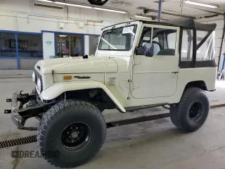 1974 Toyota Land Cruiser z VIN FJ40178981, wystawiony jako Copart lot #74798404 z przebiegiem 31 601 mil mil oraz Czysty tytuł • Clean title. Historia ofert i sprzedaży dostępna na DreamBid. Obrazek 1.