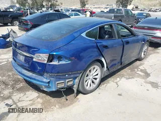 2017 Tesla Model S 100D z VIN 5YJSA1E20HF208771, wystawiony jako IAAI lot #42111317 z przebiegiem 81 919 mil mil oraz . Historia ofert i sprzedaży dostępna na DreamBid. Obrazek 4.