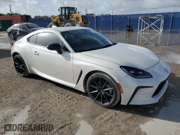 2023 Toyota 86 Premium z VIN JF1ZNBF13P8764107, wystawiony jako Copart lot #60854725 z przebiegiem 4 990 mil mil oraz Czysty tytuł • Clean title. Historia ofert i sprzedaży dostępna na DreamBid. Obrazek 4.
