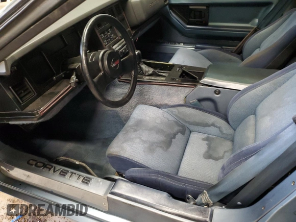 1984 Chevrolet Corvette z VIN 1G1AY0788E5113478, wystawiony jako Copart lot #60860615 z przebiegiem Nie podano mil oraz Czysty tytuł • Clean title. Historia ofert i sprzedaży dostępna na DreamBid. Obrazek 7.