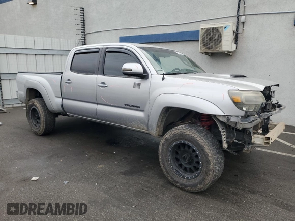 2015 Toyota Tacoma PreRunner with VIN 3TMKU4HN8FM046637, listed as a Copart auction lot 44077295 with 200,737 mi miles and Salvage title. Bid and sale history available at DreamBid. Image 4.