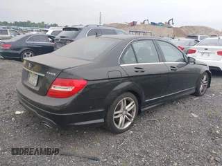 2013 Mercedes-Benz C 300 Sport z VIN WDDGF8AB0DR263382, wystawiony jako IAAI lot #42601043 z przebiegiem 106 154 mil mil oraz . Historia ofert i sprzedaży dostępna na DreamBid. Obrazek 4.