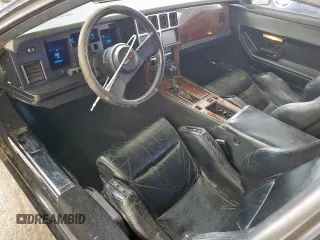 1988 Chevrolet Corvette z VIN 1G1YY2185J5122359, wystawiony jako Copart lot #59104315 z przebiegiem 93 088 mil mil oraz Czysty tytuł • Clean title. Historia ofert i sprzedaży dostępna na DreamBid. Obrazek 8.