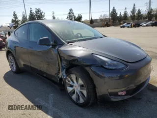 2024 Tesla Model Y Long Range z VIN 7SAYGDEE2RA223052, wystawiony jako Copart lot #61485025 z przebiegiem 13 268 mil mil oraz Szkoda całkowita • Salvage title. Historia ofert i sprzedaży dostępna na DreamBid. Obrazek 4.