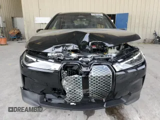 2023 BMW iX xDrive50 z VIN WB523CF08PCL23354, wystawiony jako Copart lot #67861052 z przebiegiem 718 mil mil oraz . Historia ofert i sprzedaży dostępna na DreamBid. Obrazek 5.