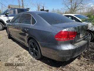2015 Volkswagen Passat SE z VIN 1VWBV7A38FC025826, wystawiony jako IAAI lot #42108113 z przebiegiem 139 459 mil mil oraz . Historia ofert i sprzedaży dostępna na DreamBid. Obrazek 3.