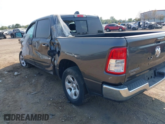 2019 Ram 1500 Big Horn z VIN 1C6RRFFGXKN709911, wystawiony jako IAAI lot #40337177 z przebiegiem 124 338 mil mil oraz . Historia ofert i sprzedaży dostępna na DreamBid. Obrazek 3.