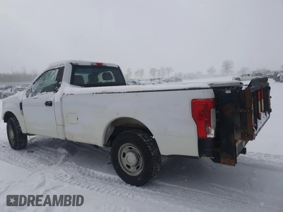 2017 Ford F-250 XL z VIN 1FTBF2A65HEE73526, wystawiony jako Copart lot #43998355 z przebiegiem 181 031 mil mil oraz Czysty tytuł • Clean title. Historia ofert i sprzedaży dostępna na DreamBid. Obrazek 2.