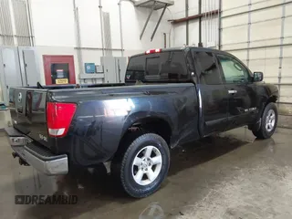 2006 Nissan Titan XE z VIN 1N6AA06B36N561375, wystawiony jako IAAI lot #42055054 z przebiegiem 160 381 mil mil oraz . Historia ofert i sprzedaży dostępna na DreamBid. Obrazek 4.