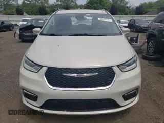 2021 Chrysler Pacifica Touring L with VIN 2C4RC1BGXMR559226, listed as a Copart auction lot 59515235 with 61,219 mi miles and Salvage title. Bid and sale history available at DreamBid. Image 5.