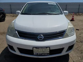 2010 Nissan Versa S z VIN 3N1BC1CP3AL369134, wystawiony jako Copart lot #54437395 z przebiegiem 236 643 mil mil oraz Szkoda całkowita • Salvage title. Historia ofert i sprzedaży dostępna na DreamBid. Obrazek 5.