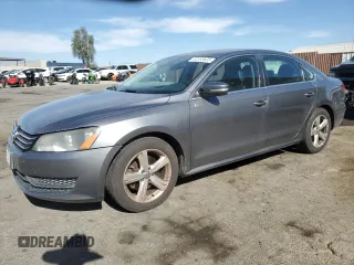 2013 Volkswagen Passat SE z VIN 1VWBP7A32DC090131, wystawiony jako Copart lot #52053605 z przebiegiem 151 502 mil mil oraz Szkoda całkowita • Salvage title. Historia ofert i sprzedaży dostępna na DreamBid. Obrazek 1.