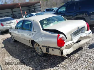 2003 Lincoln Town Car Cartier z VIN 1LNHM83W03Y643441, wystawiony jako IAAI lot #41626585 z przebiegiem 130 785 mil mil oraz . Historia ofert i sprzedaży dostępna na DreamBid. Obrazek 3.