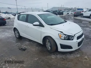 2012 Chevrolet Sonic LS z VIN 1G1JA6SH7C4142262, wystawiony jako IAAI lot #41664954 z przebiegiem 141 124 mil mil oraz . Historia ofert i sprzedaży dostępna na DreamBid. Obrazek 1.