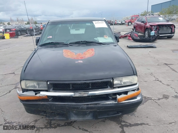 2000 Chevrolet S-10 LS with VIN 1GCCS19W5Y8161574, listed as a IAAI auction lot 41935197 with 255,231 mi miles. Bid and sale history available at carsss.com. Image 13.