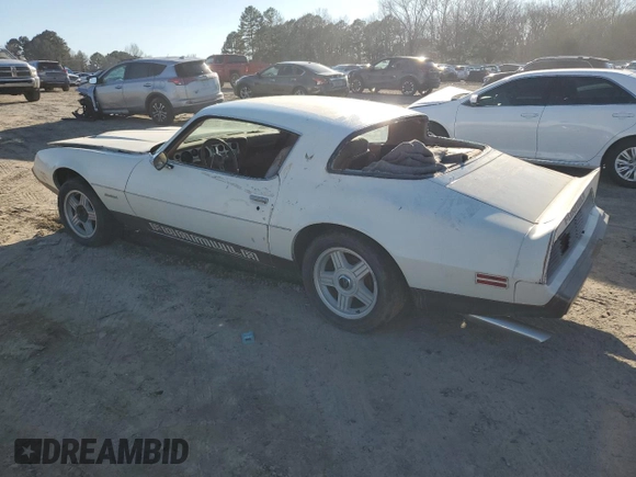 1979 Pontiac Firebird z VIN 2U87K9N120105, wystawiony jako Copart lot #46001565 z przebiegiem 87 739 mil mil oraz Czysty tytuł • Clean title. Historia ofert i sprzedaży dostępna na DreamBid. Obrazek 2.