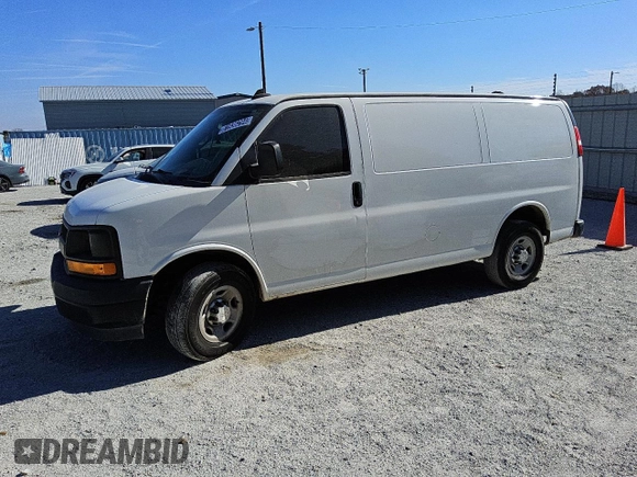 2017 Chevrolet Express Cargo z VIN 1GCWGAFG1H1108729, wystawiony jako Copart lot #81936294 z przebiegiem 156 609 mil mil oraz Czysty tytuł • Clean title. Historia ofert i sprzedaży dostępna na DreamBid. Obrazek 1.