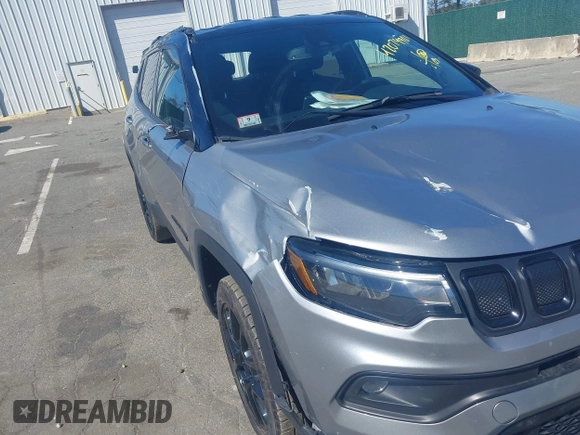 2022 Jeep Compass Latitude z VIN 3C4NJDBB4NT197015, wystawiony jako IAAI lot #42074901 z przebiegiem 61 498 mil mil oraz . Historia ofert i sprzedaży dostępna na DreamBid. Obrazek 6.
